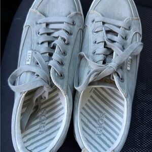 Taos Footwear Light Gray Canvas Sneakers